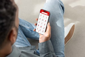 Uno studente usa ClasseViva EXTRA dal telefono